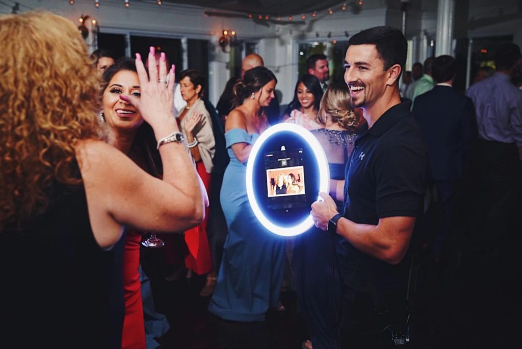 How Roaming Photo Booths are Redefining Entertainment in Philadelphia?